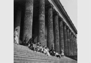 Besucher an der Freitreppe des Alten Museums