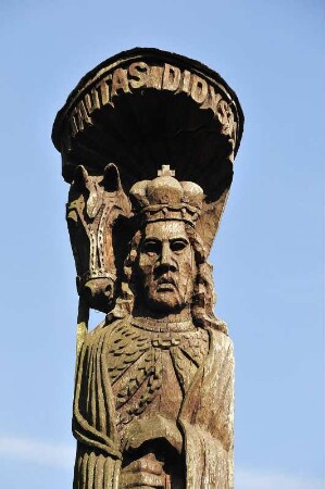 Trakai - Holzskulptur eines litauischen Königs : Im Park neben der Wasserburg von Trakai steht die überdimensionale Holzskulptur eines litauischen Königs. Aufgenommen am 8. Oktober 2010