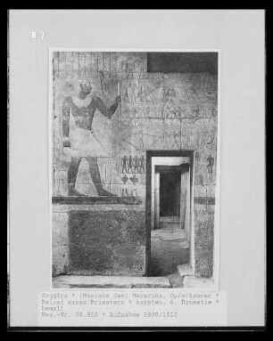 Relief eines Priesters
