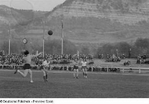 Handballspielerinnen bei einem Spiel auf dem Feld der Sportschule