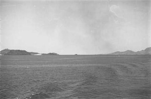 Vor der Küste von Aden : Blick vom Meer auf die Küste von Aden