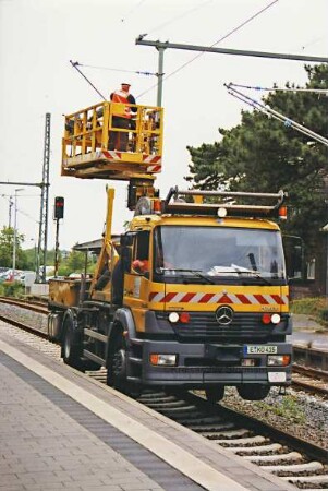 Bahnhof: Elektrifizierung der Bahnstrecke Hamburg - Lübeck: Montage der Oberleitungsmasten