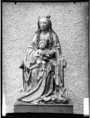 Laiz Stadtpfarrkirche Sankt Johann Mittelschiff Plastik einer stehenden Madonna (um 1460)