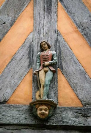 Frankreich. Bretagne. Ille et Vilaine. Rennes. Figur an einem Fachwerkhaus