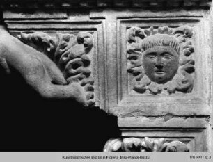 Baldachin : Konsolen mit Figuren und Reliefs von Köpfen