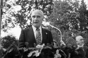 Sulzburg: Einweihung Otto Ernst Sutter-Brunnen; Ansprache: Regierungspräsident Dr. Person