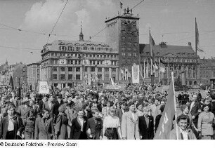 Blick auf den Demonstrationszug mit dem Kroch-Hochhaus im Hintergrund