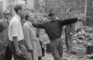Regisseur Wolfgang Staudte (rechts) während einer Besprechung mit dem Filmteam : gedreht in den Trümmern Berlins, in den Althoff-Ateliers in Babelsberg und in den Jofa-Ateliers in Berlin-Johannisthal