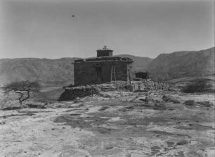 Koptische Kirche : Gebäude der koptischen Kirche in Eritrea. Davor ein Gräberfeld(?)