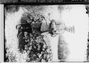 Soldat (Offizier) in Uniform in einem Garten (Kugler privat)