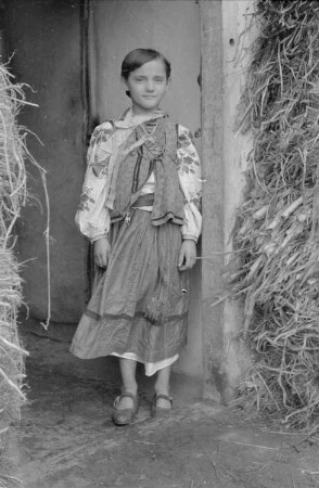Zweiter Weltkrieg. Zur Einquartierung. Sowjetunion. Porträt eines kleinen russischen Mädchens in folkloristischer Kleidung