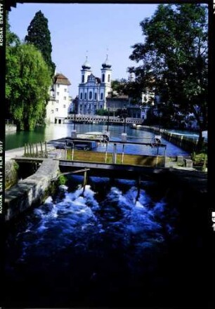 Luzern: Wehr der Reuss an der Spreuerbrücke, mit Jesuitenkirche