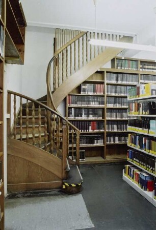Treppe zum oberen Lesesaal (Organische Chemie) : Dresden-Südvorstadt, Mommsenstraße 6 (Fritz-Foerster-Bau der TU Dresden). Sächsische Landesbibliothek - Staats- und Universitätsbibliothek Dresden. Zweigbibliothek Chemie. Treppe zum oberen Lesesaal (Organische Chemie)