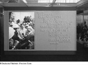 Tafel mit Honecker-Zitat