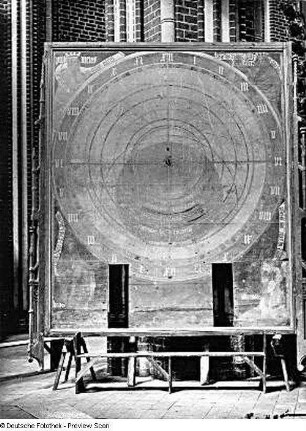 Zifferblatt der astronomischen Uhr : Zifferblatt der astronomischen Uhr (um 1390) auf Gestell am Boden als Vorbereitung für die Restaurierung