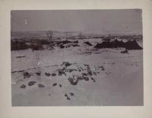 Zeltsiedlung : Eine Zeltsiedlung im Schnee auf einem Bergplateau.