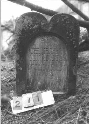 Grabstein 271 (Index: 99608995) Material: Sandstein Zustand: stärker verwittert Maße HxBxT: 76x50x17 cm Beschreibung: Stele, doppelter Rundbogenabschluß, Schriftfeld eingetieft mit Rundbogenabschluß: Grabstein 271