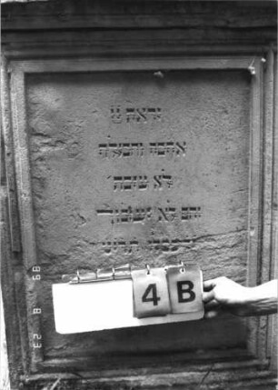 Grabstein 4 (Index: 100110952) Material: Sandstein Zustand: im oberen Teil Abschieferungen mit großem Textverlust Maße HxBxT: 143x75x24 cm Beschreibung: Stele, Rundbogenabschluß mit Verdachung: Grabstein 4B