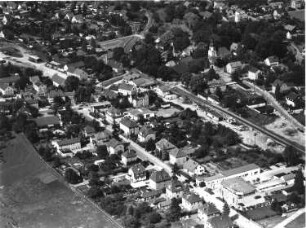 Dresden-Weixdorf. Ortsteilansicht mit Lausaer Kirche. Luftbild-Schrägansicht