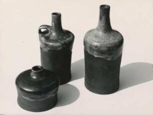 Freigedrehte Flaschen und Krug von Brigitte Schuller