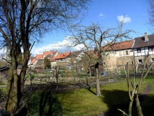 Stadtbefestigung-Ansicht im Süden von Südosten mit Stadtmauer (Wehrgang sowie Obergeschosse der verstärkenden Halbschalentürme abgetragen) im Verlauf nach Südwesten