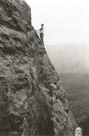 Sächsische Schweiz, Schmilka. Winklerturm. Seilschaft Rudolf Fehrmann am Quergang des Alten Weges (IV)