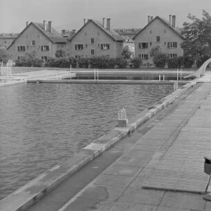Das Schwimmbad in Sofia inmitten der Arbeitersiedlung