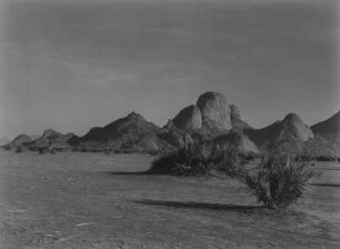 Taka-Berge : Die Taka-Berge bei Kassala. Im Bildvordergrund eine Rundhütte