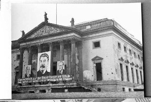 Berlin: Staatsoper mit Stalin-Bildern; Unter den Linden
