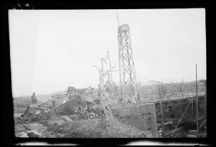 Nicht identifizierbare Ortschaft bei Coucou (=Koekuit), Houthem oder Menin (=Menen) (alle Belgien): zerstörte Metallmasten einer Zugbrücke (?)
