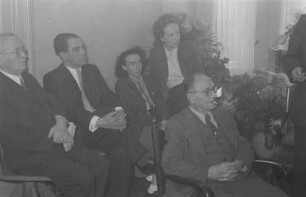 60. Geburtstag von Walter Maschke, Generalsekretär der Volksbühne Berlin : Hans Rodenberg (2.v.l.) mit weiteren Gästen