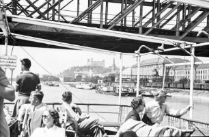Bratislava, Pressburg: unter Eisenbahnbrücke auf Pressburg