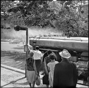 Sprühwagen der Straßenreinigung 'Unter den Linden', Ende 1960er Jahre. SW-Foto © Kurt Schwarz.