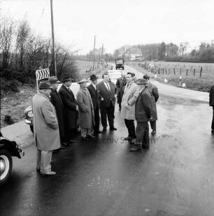 Landstraße zwischen Schürensöhlen (Kreis Herzogtum Lauenburg) und Bundesstraße B 208: Abnahme mit den Bürgermeistern Willi Schöttler, Westerau, und Johann Rumpff, Schürensöhlen, Amtsoberinspektor des Amtes Reinfeld-Land Harry Baumann und Kreis- und Gemeindevertretern