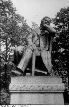 Denkmal für Robert Schumann. Bronze (1901; J. Hartmann). Zwickau, Hauptmarkt