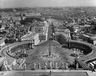 Vatikan. Petersplatz (Piazza San Pietro). Ansicht vom Dom