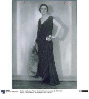 Frau in Kleid von Rosenberg