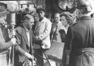 Während der Dreharbeiten zum Kriminalfilm "Blockierte Signale". Der Regisseur Johannes Meyer gibt Anweisungen an die Schauspieler. Aufgenommen 1947