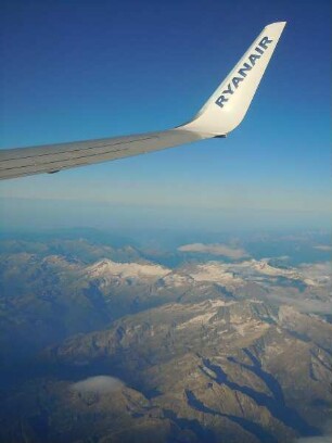 Tragfläche einer Boeing 737 : Blick auf die Tragfläche einer Boeing 737 der irischen Fluggesellschaft Ryanair. Aufgenommen am 4. August 2011