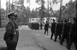 Übergabe des Hauptquartiers der Luftwaffengruppe Süd an der Blankenlocher Allee.