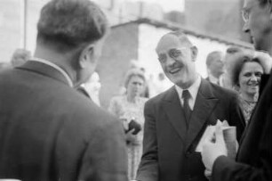 3. Deutscher Evangelischer Kirchentag unter dem Motto "Wir sind doch Brüder" : Teilnehmer des Kirchentages im Gespräch