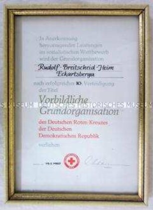 Urkunde des Roten Kreuzes zur Verleihung des Titels "Vorbildliche Grundorganisation"