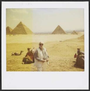 Wolfram Siebeck vor den Pyramiden von Gizeh