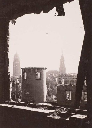 Dresden. Blick aus den Ruinen des Schlosses zu Rathausturm und Kreuzkirche