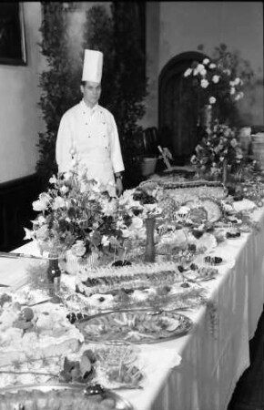 Freiburg: Kaufhaus; Empfang des italienischen Konsuls Mario Carfi zum Nationalfeiertag; Buffet