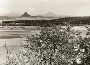 Elbsandsteingebirge. Zirkelstein. Blick vom Wolfsberg. Im Hintergrund der Kaltenberg und der Rosenberg