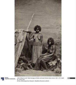 "Zwei Aboriginal Weiber und zwei Kinder neben einem Zelt." (OT)