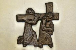 Kreuzweg mit fünfzehn Stationen — Christus trägt das Kreuz mit der Hilfe von Simon von Kyrene