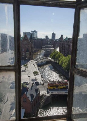 Speicherstadt, HAfencity. Blick auf Sandtorkai, Fleetschlößchen, St. Annenfleet. Hinten ist die Elbphilharmonie, 06.2018