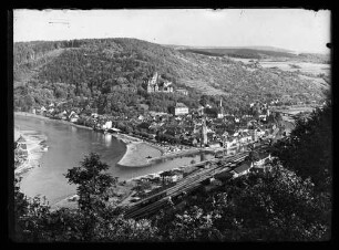 Blick auf Bahnhofsgelände, Mainspitze, Innenstadt und Burg